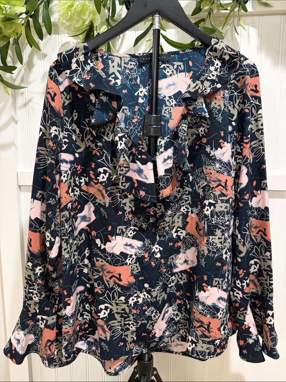 #1031 SANCTUARY Navy Abstract Print Ruffle V-Neck Blouse